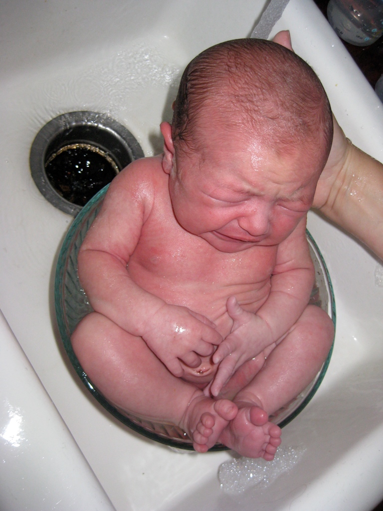 Плачет при купании. Купание грудничка. Для купания новорожденных. Ребенок после купания. Купание новорожденного ребенка.