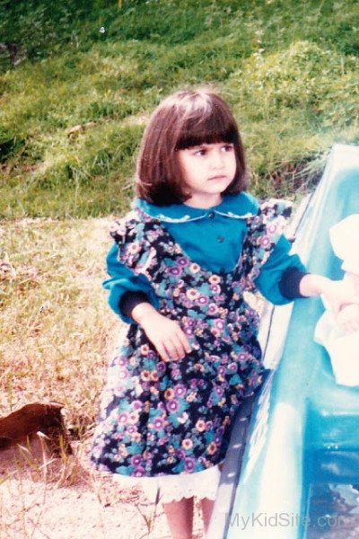 Childhood Picture Of Kriti Kharbanda