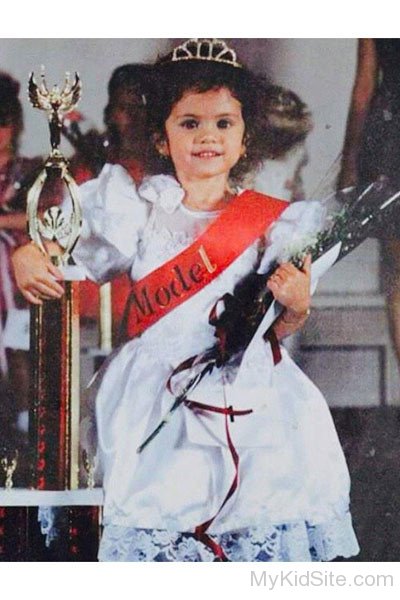 Childhood Picture Of Selena Gomez