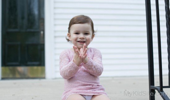 Baby Girl Clapping-Mk123
