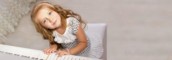Baby Girl Playing Piano-MK12304