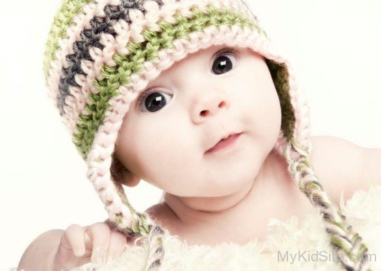 Baby Girl Wearing Hat-MK12306