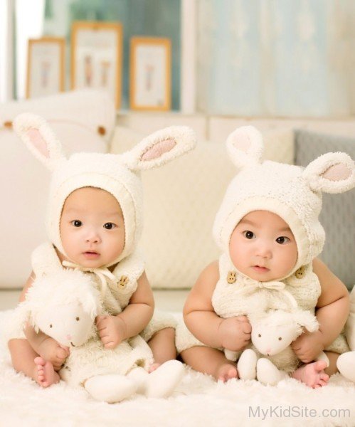 Sweet Twins Babies Image