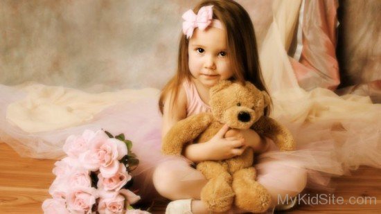Beautiful Baby Girl Holding Teddy Bear -kd23