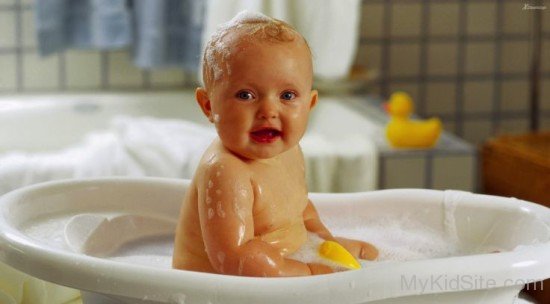 Cute Baby Boy Bathing -kd38