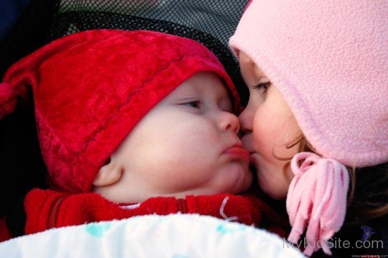 Sweet Baby Girl Kissing Baby Boy -kd96