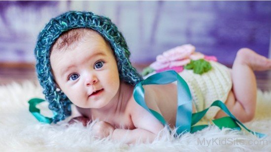 Baby In Funny Knitted Hat-cu67