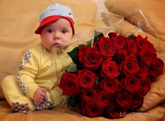 Baby With Red Roses-cu108