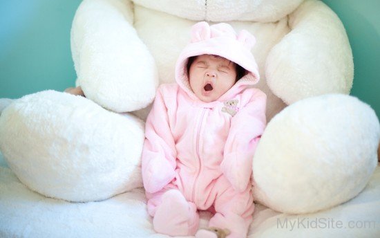 Baby Yawning-cu111