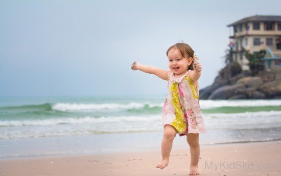Happy Girl Running In Beach-sw133