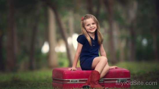 Humor Girl Sitting On Suitcase-sw135