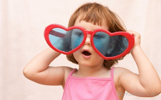 Little Girl With Heart-Shaped Glass-cu269