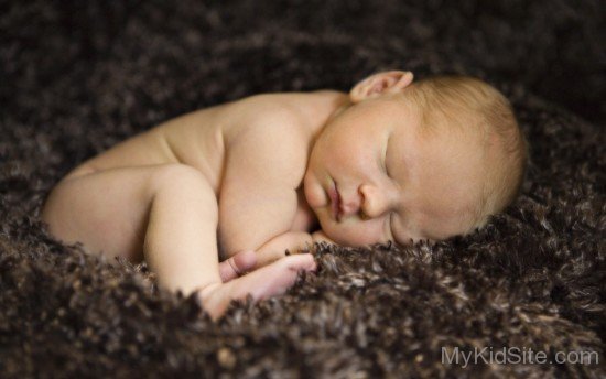 Sleeping Baby On Carpet-cu309