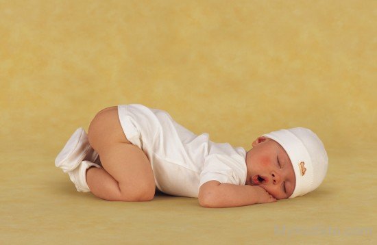 Sleeping Baby Pose-cu310